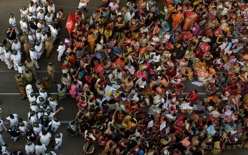 女子学生集団レイプ殺害、3人に死刑判決 インド 女子学生集団レイプ殺害、3人に死刑判決 インド