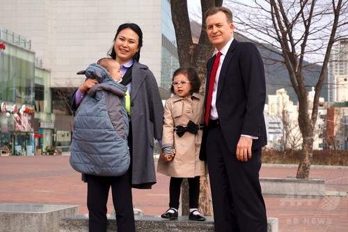 子ども「乱入」で一躍有名人の教授、「妻はメダルに値する」 子ども「乱入」で一躍有名人の教授、「妻はメダルに値する」