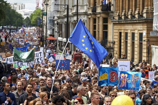 EU離脱に抗議のデモ行進、4万人以上が参加 英ロンドン