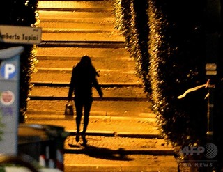 イタリア買春事件で珍判決、「被害少女に本を買い与えよ」 イタリア買春事件で珍判決、「被害少女に本を買い与えよ」