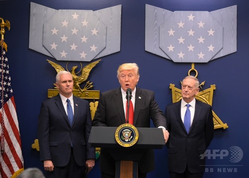 トランプ大統領、移民・難民の審査の強化を命じる大統領令に署名 トランプ大統領、移民・難民の審査の強化を命じる大統領令に署名