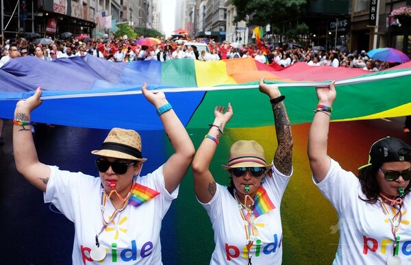 NYで「ゲイ・プライドマーチ」、最高裁の同性婚合法判断祝う