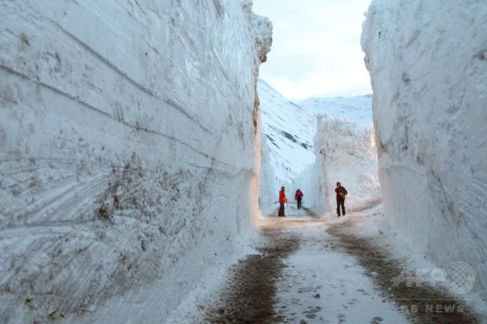 6メートルの雪の壁迫る細道、豪雪の仏アルプス