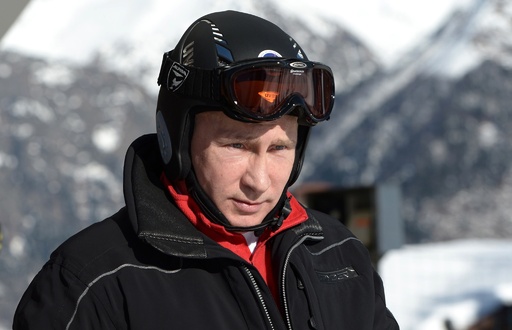 プーチン大統領がソチ訪問、スキーやアイスホッケーの腕前披露