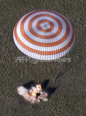 3宇宙飛行士が帰還、「スペイス・オディティ」歌った彼も 3宇宙飛行士が帰還、「スペイス・オディティ」歌った彼も