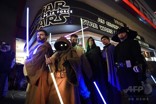 スター・ウォーズ新作を1日も早く…大金支払い海渡ったファンら スター・ウォーズ新作を1日も早く…大金支払い海渡ったファンら