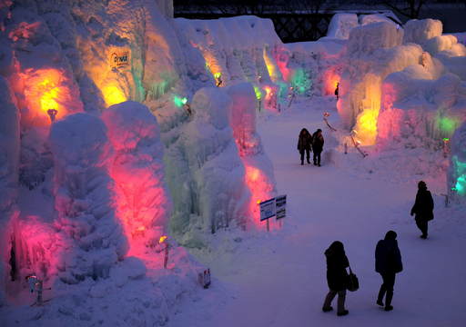 7色の灯りがともる幻想的な支笏湖 恒例の氷濤まつり 北海道