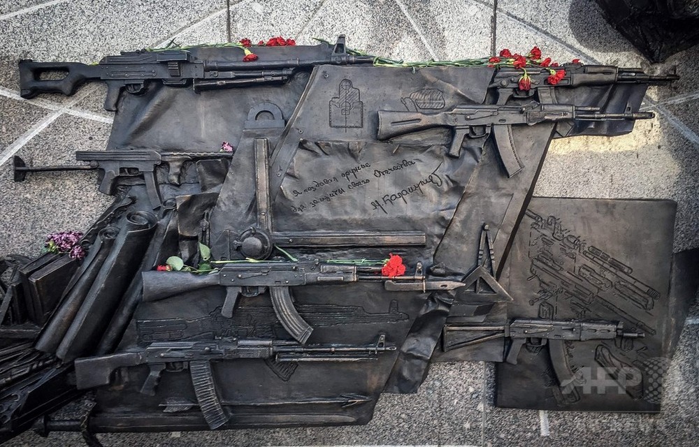 カラシニコフ氏の像にナチス・ドイツの突撃銃、彫刻家ミス認める 写真12枚 国際ニュース：AFPBB News