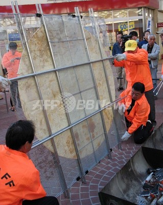 目指せギネス記録、千葉県印西市のジャンボせんべい 目指せギネス記録、千葉県印西市のジャンボせんべい