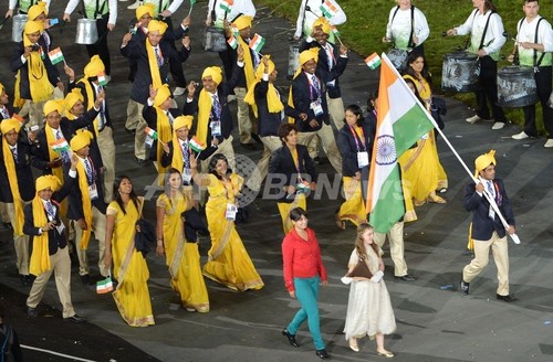 ロンドン五輪開会式に謎の女性、インド選手団と行進 ロンドン五輪開会式に謎の女性、インド選手団と行進