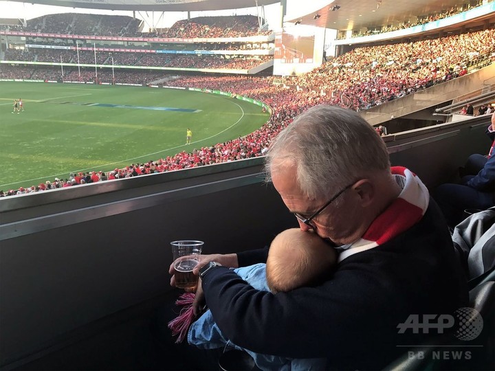 「ビール片手に孫抱っこ」どこが悪い? 写真炎上の豪首相、批判を一蹴 「ビール片手に孫抱っこ」どこが悪い? 写真炎上の豪首相、批判を一蹴