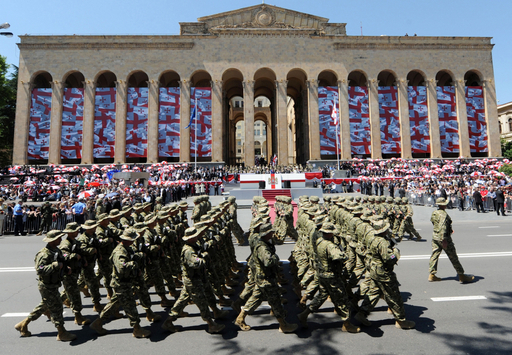 グルジア独立記念日、首都で軍事パレード