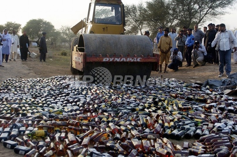 リビア、密造酒飲んで数百人が中毒に 50人以上死亡 リビア、密造酒飲んで数百人が中毒に 50人以上死亡