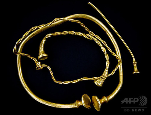 古代ケルトの貴重な金の装飾品、トレジャーハンターが発見 英 古代ケルトの貴重な金の装飾品、トレジャーハンターが発見 英