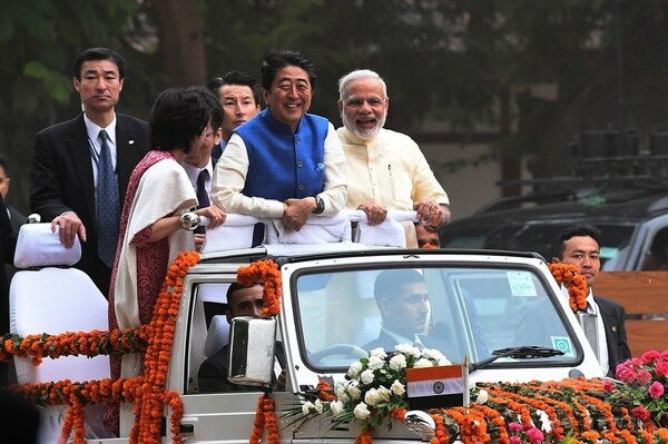 安倍首相、インドに到着 高速鉄道の起工式に出席へ