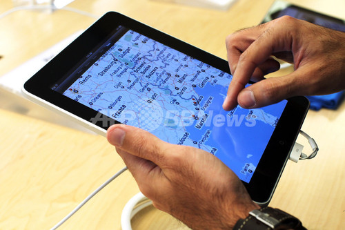 分厚いマニュアルをiPad 1台に、米ユナイテッド航空 分厚いマニュアルをiPad 1台に、米ユナイテッド航空