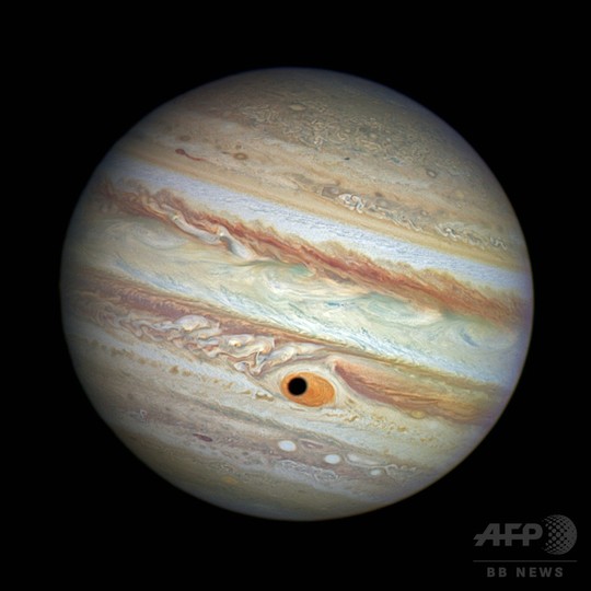木星の赤斑に穴が開いた?衛星の影が作り出した偶然 木星の赤斑に穴が開いた?衛星の影が作り出した偶然