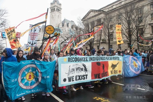米先住民がホワイトハウスへデモ行進、石油パイプライン建設に抗議 米先住民がホワイトハウスへデモ行進、石油パイプライン建設に抗議