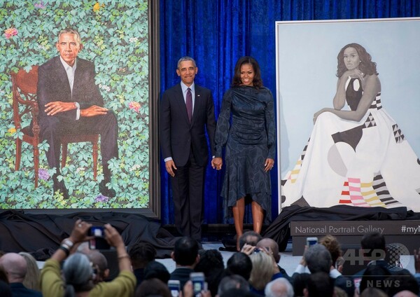オバマ夫妻の肖像画公開、独創的作風に感嘆の声