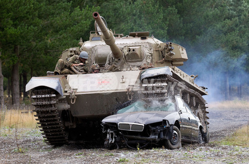 戦車で車をグシャッ!NZ式ストレス発散法、あなたもいかが? 戦車で車をグシャッ!NZ式ストレス発散法、あなたもいかが?