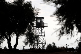 シリア国境のトルコ学校付近に迫撃砲、1人死亡 シリア国境のトルコ学校付近に迫撃砲、1人死亡