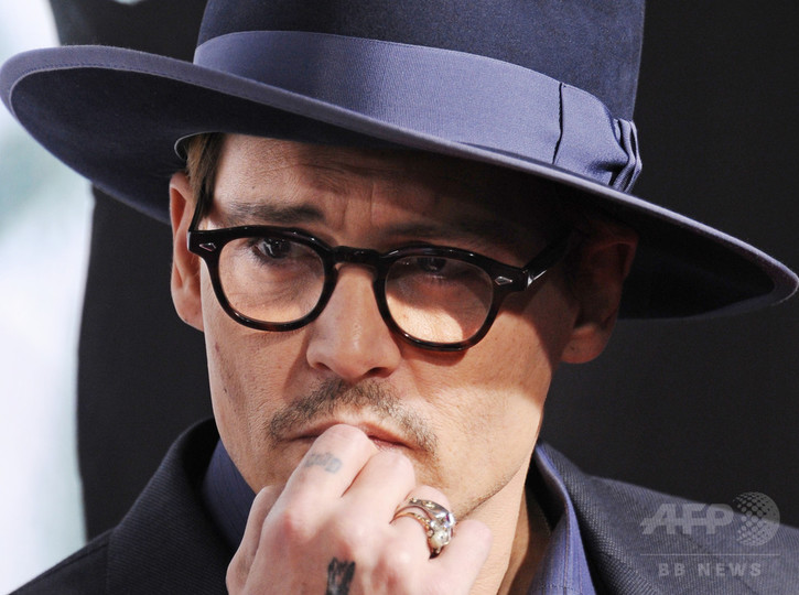 ジョニー・デップさんの愛犬2匹、豪から出国 安楽死を回避 ジョニー・デップさんの愛犬2匹、豪から出国 安楽死を回避