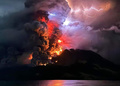 【今日の1枚】溶岩、噴煙柱、火山雷、インドネシアで火山噴火