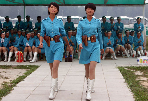 建国60周年に向け女性民兵が行軍の予行演習、中国