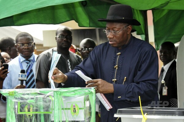 ナイジェリア大統領、投票所でカード読み取れず 大統領・議会選
