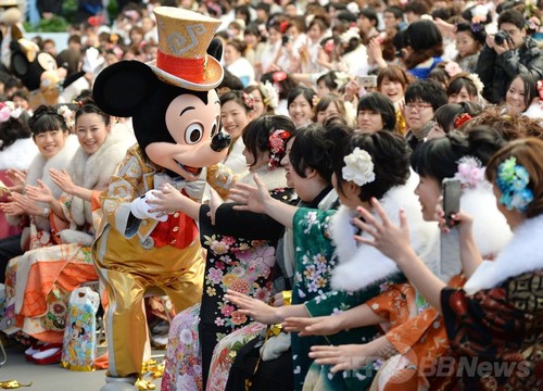 ディズニーランドで成人式、ミッキーマウスが門出を祝福 ディズニーランドで成人式、ミッキーマウスが門出を祝福