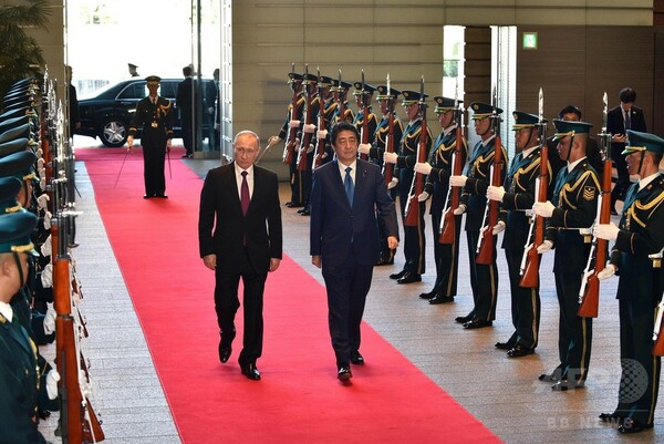 安倍首相とプーチン露大統領、都内で会談