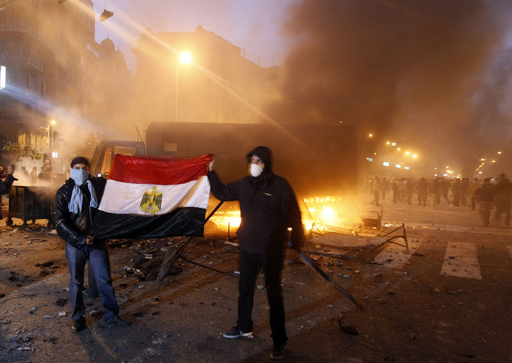 エジプトのデモで死者27人、大統領は続投を強調