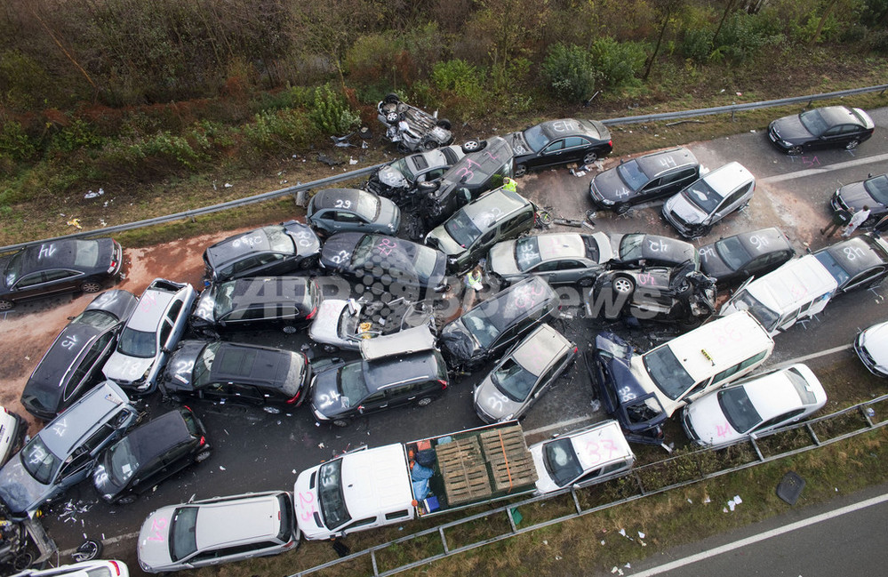 独高速道路で52台の玉突き事故、3人死亡 写真8枚 国際ニュース：AFPBB News