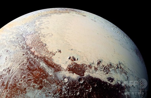冥王星表面に「驚くほど」多様な色彩、NASA探査機が観測 冥王星表面に「驚くほど」多様な色彩、NASA探査機が観測