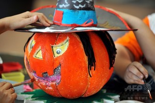 仏警察、ハロウィーンに「テロ犯」の仮装をした男を逮捕 仏警察、ハロウィーンに「テロ犯」の仮装をした男を逮捕