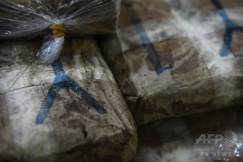 タイの麻薬取締局、密売人から押収した大量の麻薬を公開 タイの麻薬取締局、密売人から押収した大量の麻薬を公開