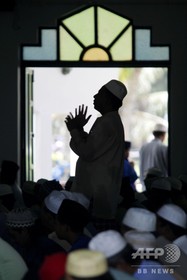 マレーシア、イスラム法違反の女性同性愛で初のむち打ち刑実施 マレーシア、イスラム法違反の女性同性愛で初のむち打ち刑実施