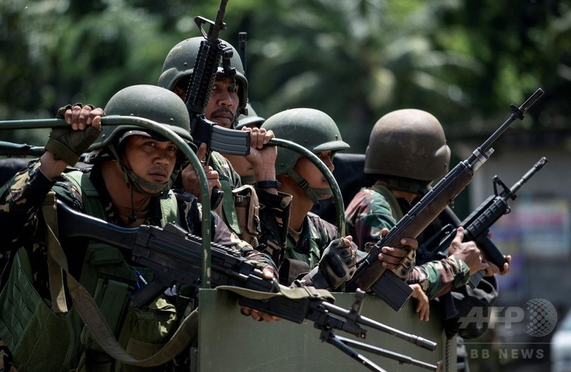 フィリピン南部で市街戦、海兵隊員13人死亡 米特殊部隊が支援