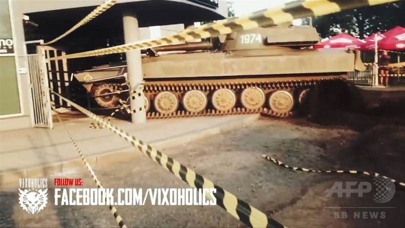 旧ソ連の戦車、操縦不能でダンスクラブに突っ込む ポーランド 旧ソ連の戦車、操縦不能でダンスクラブに突っ込む ポーランド