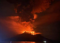 インドネシア噴火で国際空港閉鎖 「火山灰飛散」を警戒