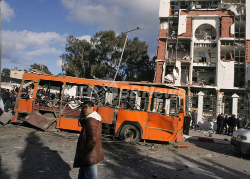 アルジェリア連続爆発、70人超死亡か アルジェリア連続爆発、70人超死亡か