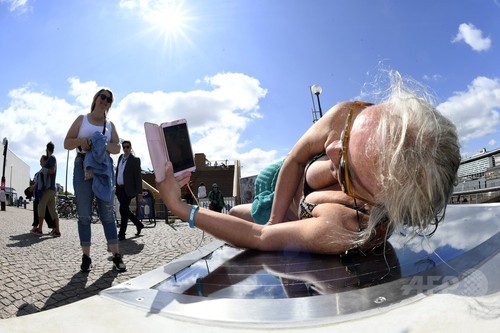 太陽光パネルベンチ登場、携帯のバッテリー残量気にせず日光浴可能に 太陽光パネルベンチ登場、携帯のバッテリー残量気にせず日光浴可能に