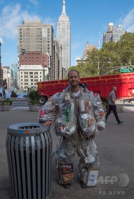 体中にごみをまとい街を歩く環境活動家、米ニューヨーク 体中にごみをまとい街を歩く環境活動家、米ニューヨーク