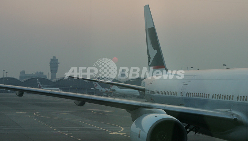 香港空港で搭乗橋が倒壊、名古屋行き旅客機 香港空港で搭乗橋が倒壊、名古屋行き旅客機