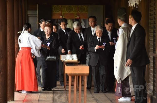安倍首相、靖国神社に玉串料奉納 議員ら集団参拝 安倍首相、靖国神社に玉串料奉納 議員ら集団参拝
