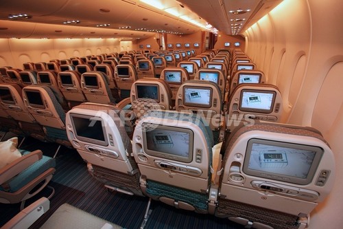 カナダ航空会社が「荷棚で寝られる」新サービス発表、エープリルフールで カナダ航空会社が「荷棚で寝られる」新サービス発表、エープリルフールで