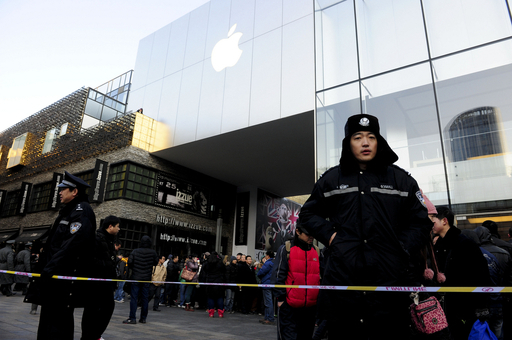 中国で「iPhone 4S」発売めぐり大混乱、販売を一時中止 