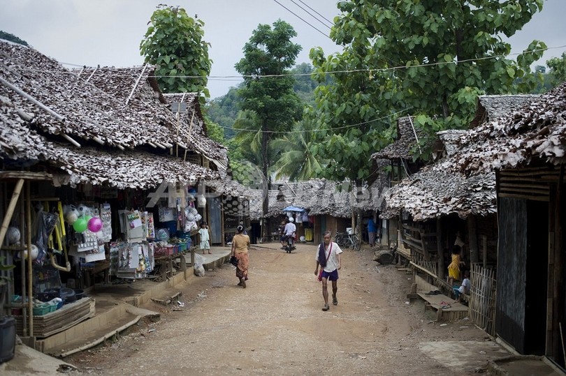 タイ北部の難民キャンプで火災、30人死亡 200人負傷 タイ北部の難民キャンプで火災、30人死亡 200人負傷