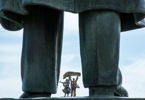ロシアでまた「自撮り」事故、レーニン像が脚だけに 