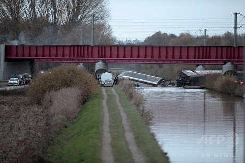 TGVが試験走行中に脱線、10人死亡 フランス